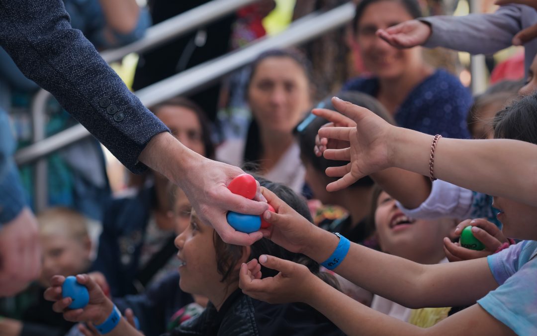 Oran Etkin playing to Roma refugees / Prague 2022